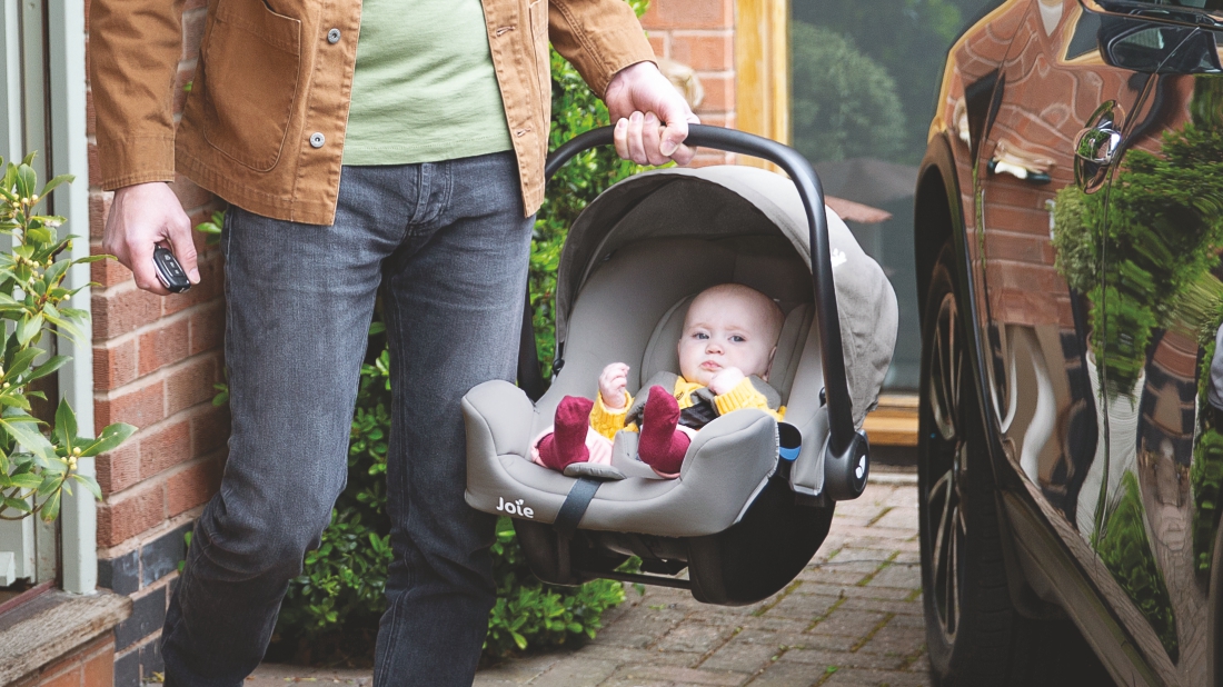 Pokiaľ je pre vás jedným z hlavných kritérií váha autosedačky, rozhodnete sa pre autosedačku Joie i-Snug. Ide o jeden z najľahších modelov – váži len 3,25 kg – ktorý zároveň spĺňa najprísnejšie bezpečnostné štandardy i-Size.