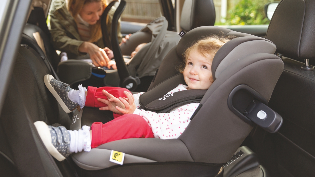 Po smere i v proti smere jazdy môžete využiť tiež ďalšiu autosedačku z dielni firmy Joie. Sedačka Joie i-Venture spĺňa všetky bezpečnostné požiadavky, zároveň s ňou ale môžete cestovať nie len s bábätkami, ale i s väčšími deťmi, až do váhy 18 kg a výšky 105 cm.