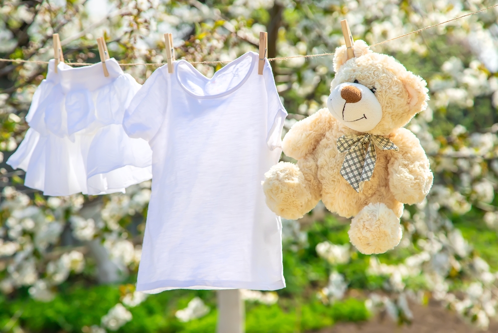 Sušenie oblečenia vzduchom alebo sušičkou: Čo je pre vaše deti lepšia voľba?