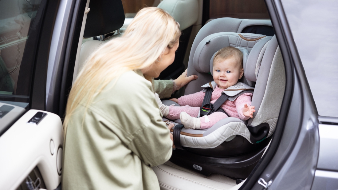 Autosedačka pre najmenších, batoľa i školáka. Joie predstavuje unikátnu dlhovekú sedačku