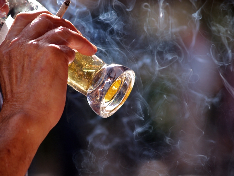 fajcit_cigarety_alkohol_pivo_fajcenie_istock_000021876478small.jpg