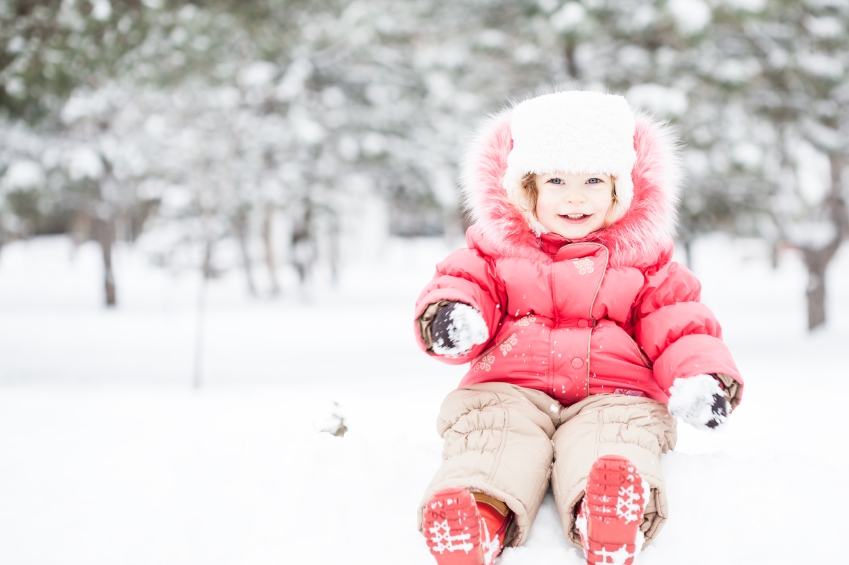 batola-dieta-dievcatko-zima-sneh-oblecenie-bunda-ruzova_istock_000021669447.jpg