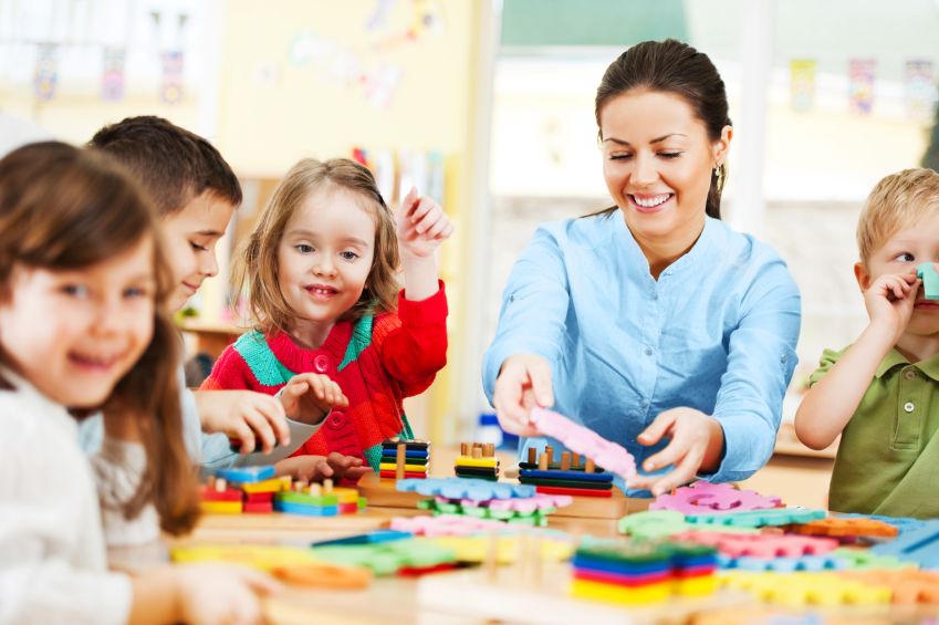 deti-skolka-materska-skola-ucitelka-aktivity-hra-lego-istock_000019524402.jpg