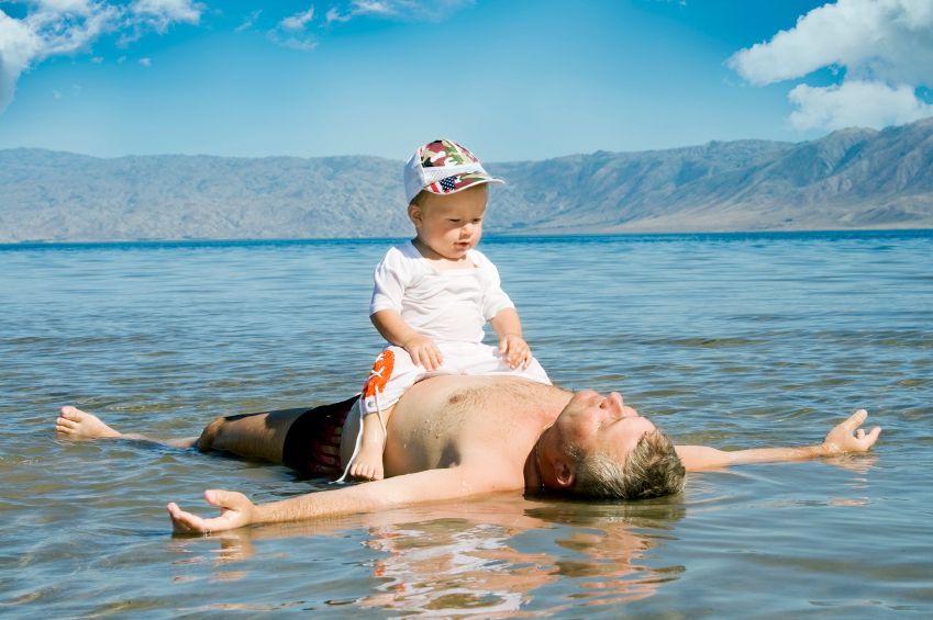 dieta-otec-rodic-kupanie-voda-hory-priroda-lezat-mimino-istock_000010578252.jpg