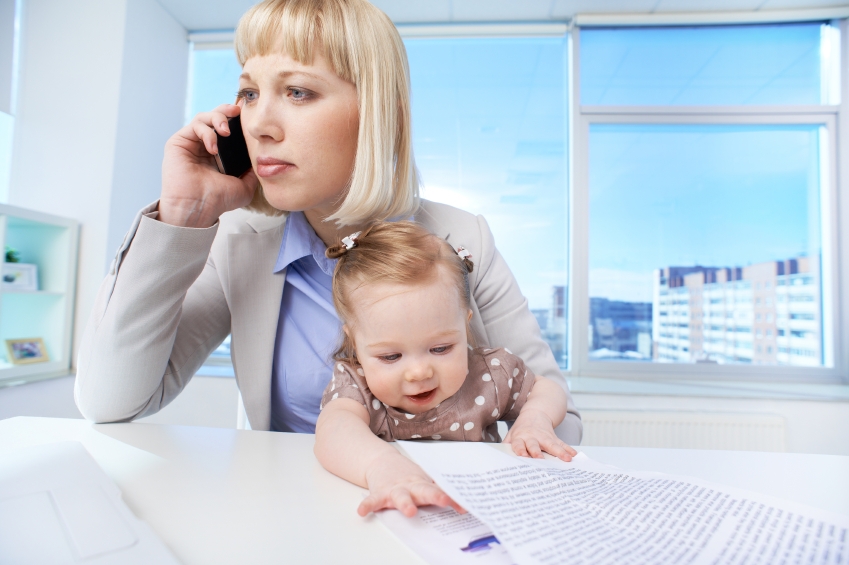 matka-dieta-urad-dokumenty-kancelaria-pocitac-telefon-istock_000025389848.jpg