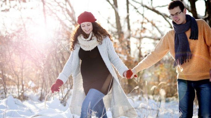 par-tehotenstvo-priroda-zima-sneh-prechadzka_istock_000030418782-728x409.jpg