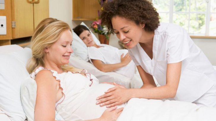 tehotna-porodna-asistentka-porodnice-izba-pred-porodom_istock_000011671076-728x409.jpg