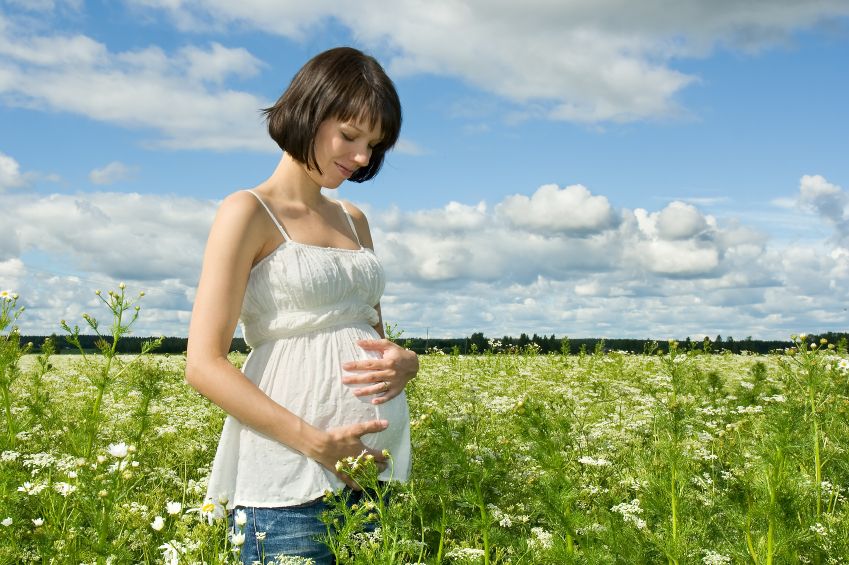 zena-tehotenstvo-priroda-slnko-pohoda-psychika_istock_000012505465.jpg