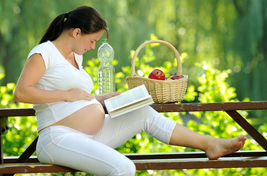 zena-tehotna-tehotenstvo-jablko-kniha-priroda-voda-vyziva-pohoda-relax-zdravie-studium-istock_000013833909.jpg